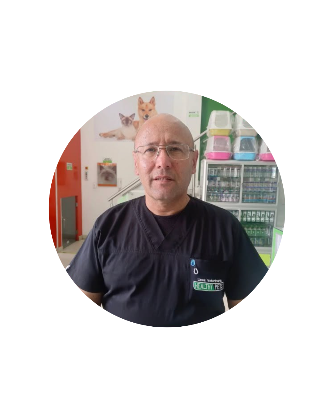 Carlos Jurado Mesa, zootecnista y fundador de Healthy Vet, en su consultorio veterinario